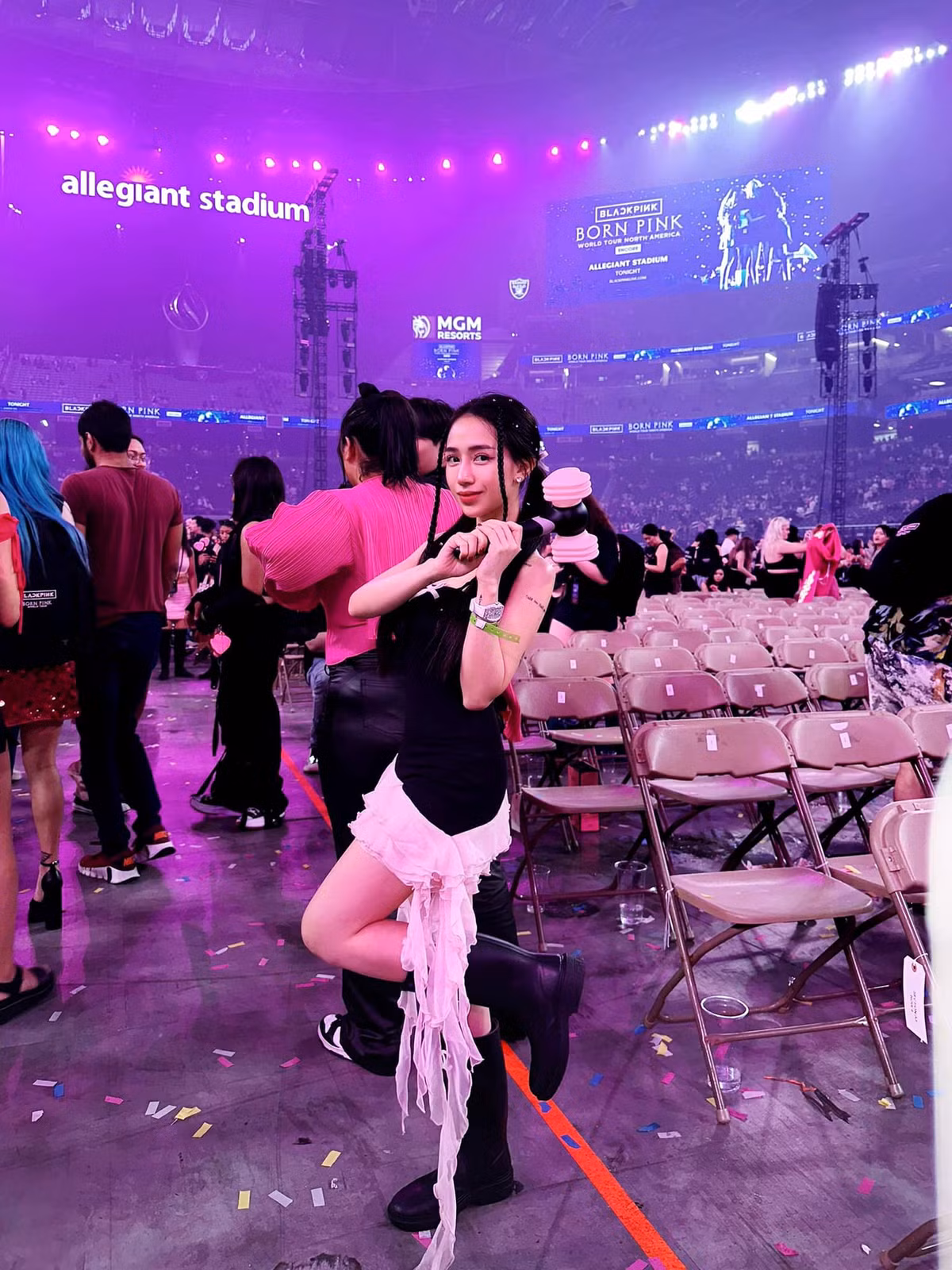 Đi đu idol tận Mỹ, Joyce Phạm không quên đăng những bức ảnh check-in sân khấu.