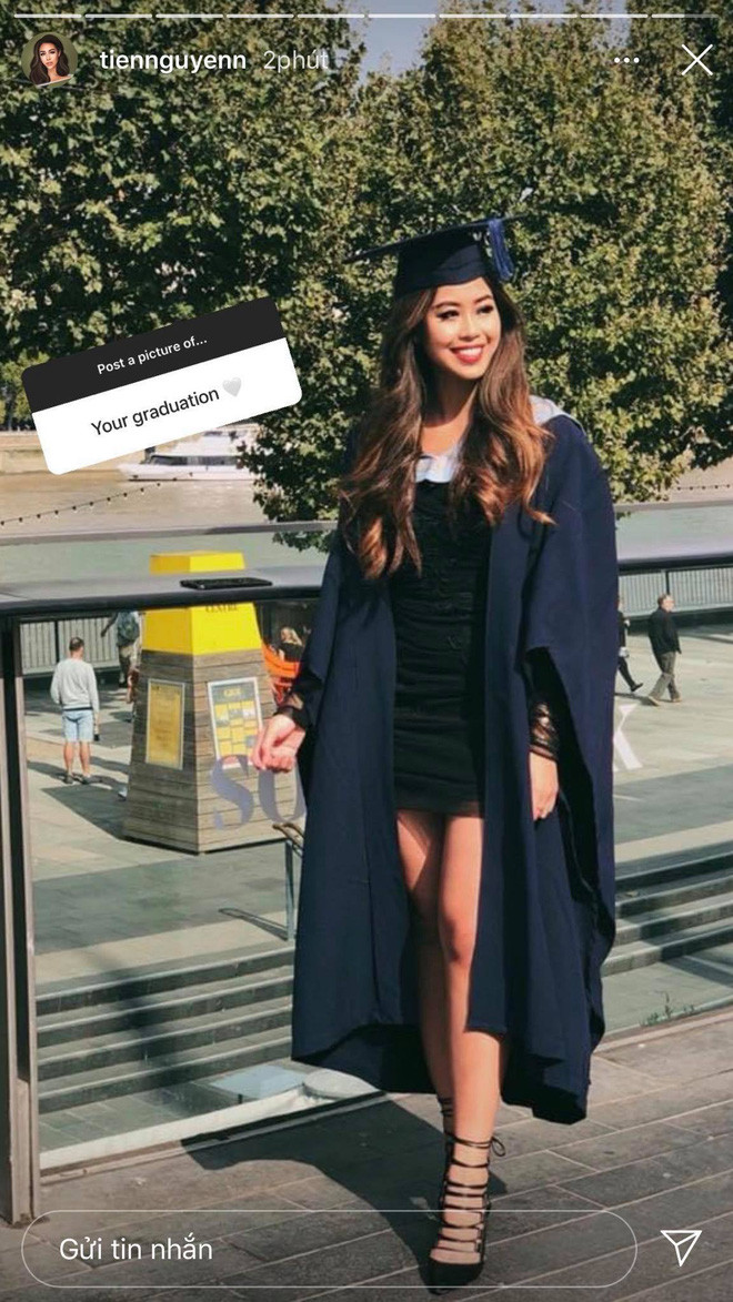 Trong ảnh, siêu rich kid Tiên Nguyễn mặc một chiếc váy đỏ cực dễ thương và đứng tạo dáng bên khóm hồng.