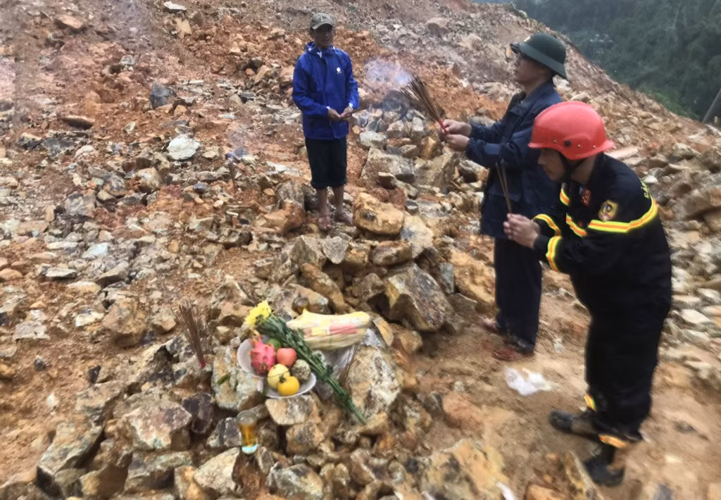 Đoàn cứu hộ quyết tâm đưa bằng được thi thể các nạn nhân trở về với gia đình sau nhiều ngày bị vùi lấp trong bùn đất.