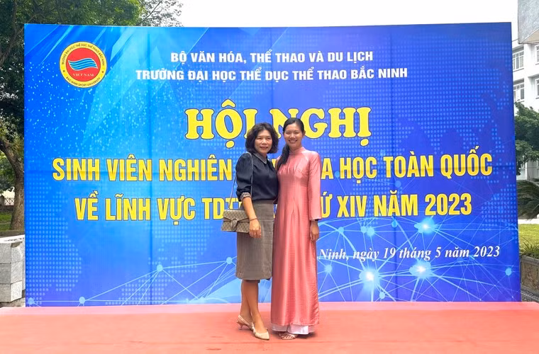 Trên trang cá nhân, cựu VĐV bơi lội chia sẻ thành tích này, ngoài ra khoảnh khắc cô nàng diện áo dài truyền thống màu hồng càng thu hút sự chú ý hơn. Ảnh: L.V.TÙNG