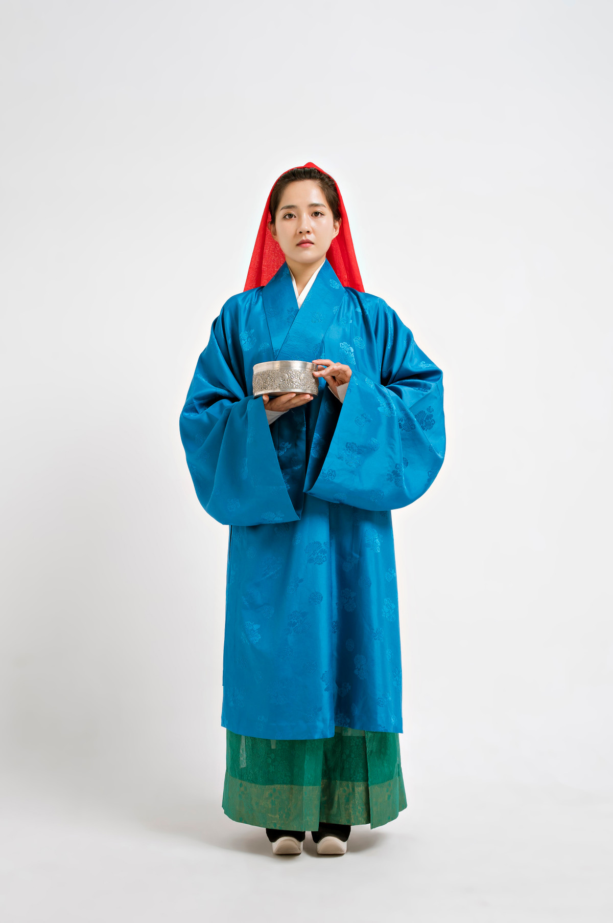 "Hot girl trà sữa" Kiều Trinh Xíu hóa thân vào 5 hình tượng phụ nữ Việt qua thời Lý - Trần - Lê - Nguyễn, trong đó trang phục gần gũi nhất với hiện tại là dưới triều đại nhà Nguyễn, nam nữ mọi tầng lớp đều mặc áo ngũ thân cổ đứng, đầu vấn khăn theo lối phổ dụng thời bấy giờ.