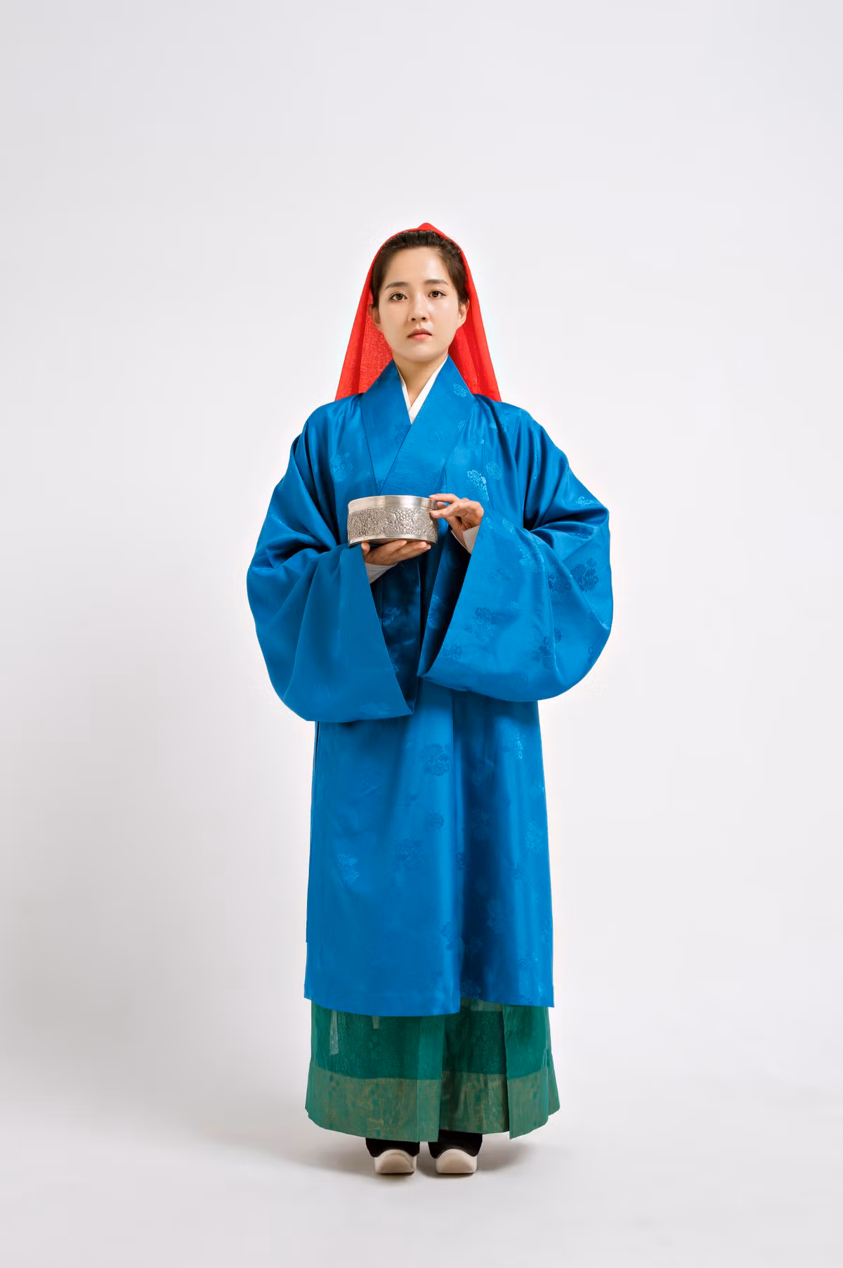 "Hot girl trà sữa" Kiều Trinh Xíu hóa thân vào 5 hình tượng phụ nữ Việt qua thời Lý - Trần - Lê - Nguyễn, trong đó trang phục gần gũi nhất với hiện tại là dưới triều đại nhà Nguyễn, nam nữ mọi tầng lớp đều mặc áo ngũ thân cổ đứng, đầu vấn khăn theo lối phổ dụng thời bấy giờ.