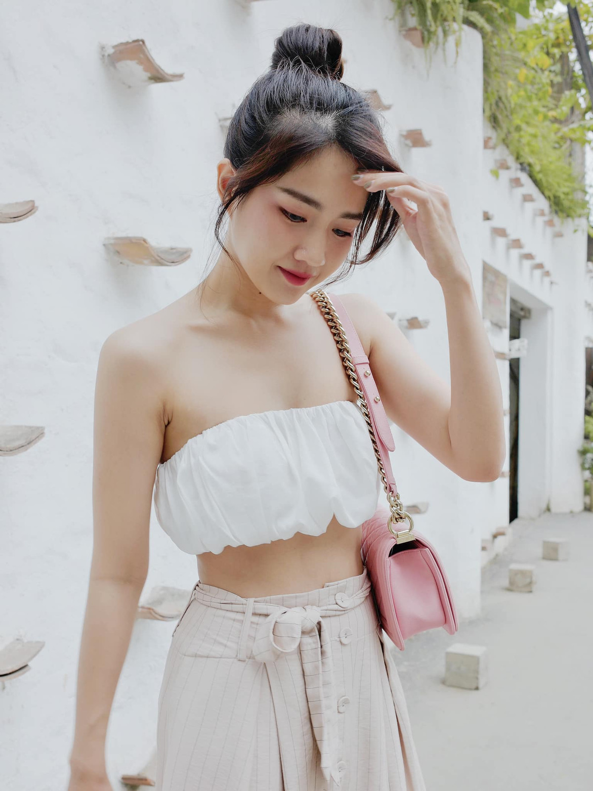 Kiều Trinh được nhiều biết đến với vẻ ngoài kẹo ngọt nhưng thời gian gần đây, cô nàng bất ngờ chuyển hướng sang vẻ ngoài quyến rũ.