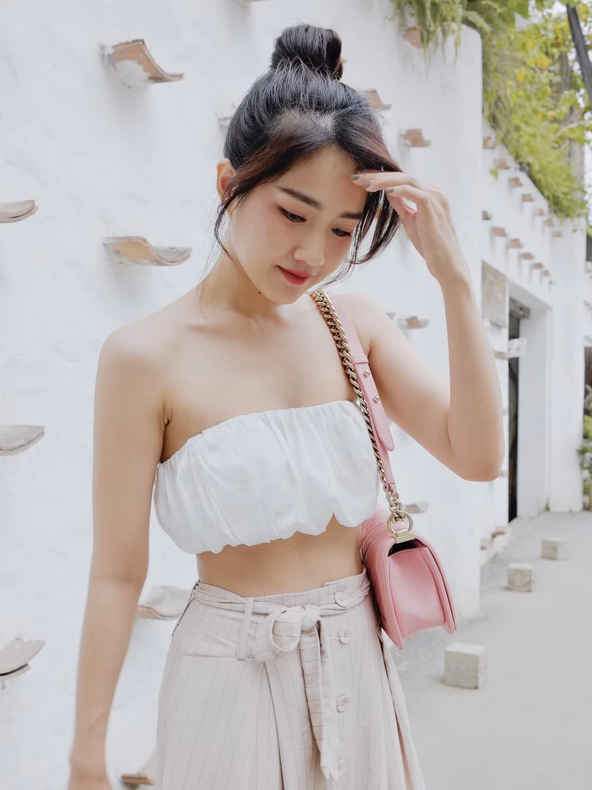 Kiều Trinh được nhiều biết đến với vẻ ngoài kẹo ngọt nhưng thời gian gần đây, cô nàng bất ngờ chuyển hướng sang vẻ ngoài quyến rũ.