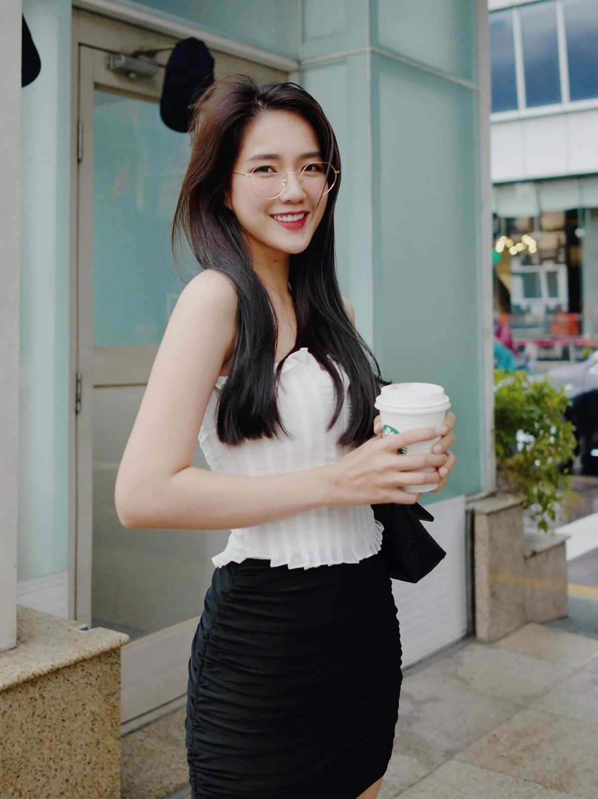 Vốn dĩ nổi lên với hình tượng kẹo ngọt, ngây thơ trong sáng. Vậy nên khi Trinh thay đổi phong cách hoàn toàn mới cá tính, quyến rũ thì cô nàng lại khiến fan hâm mộ cảm thấy vô cùng hào hứng.