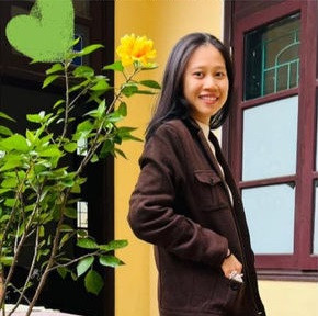 Còn vào những dịp đặc biệt như ngày Tết Nguyên đán, Quỳnh Anh lại khoác lên mình màu áo dài rực rỡ... Dù diện đồ như thế nào, sắc vóc, thần thái của cô vẫn vô cùng rạng rỡ, trẻ trung.