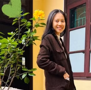 Còn vào những dịp đặc biệt như ngày Tết Nguyên đán, Quỳnh Anh lại khoác lên mình màu áo dài rực rỡ... Dù diện đồ như thế nào, sắc vóc, thần thái của cô vẫn vô cùng rạng rỡ, trẻ trung.