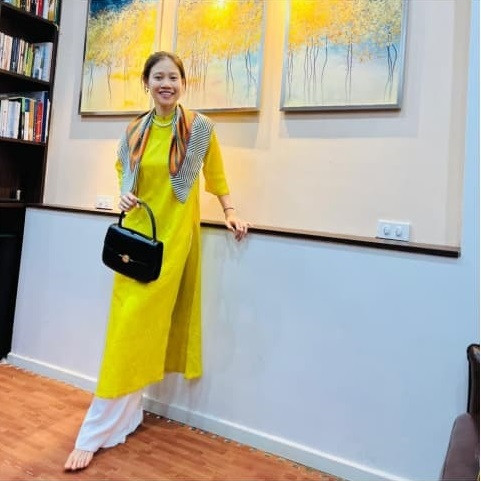 Dù là trước khi cưới hay sau khi làm mẹ, Quỳnh Anh vẫn giữ được làn da khoẻ mạnh. Trong quá khứ, cô từng hài hước chia sẻ trên trang cá nhân: "Làn da khoẻ đẹp nhất đó là khi được tắm nắng thoả thích đó quý vị. Ai cũng muốn da rực rỡ như Mặt Trời.”