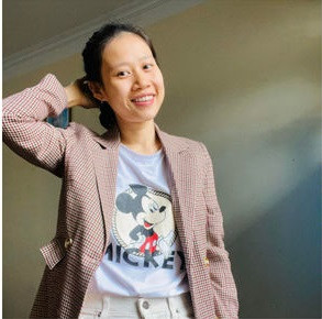 Đôi lúc bà xã của tuyển thủ đội tuyển Việt Nam chỉ mặc áo phông trắng đơn giản, hoặc chọn cho mình những chiếc váy không có nhiều hoạ tiết.