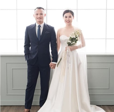 Chia sẻ về người bạn đời của mình, Trọng Hoàng cho biết, bà xã anh là cô gái xinh đẹp, dịu dàng, ân cần và thông minh. Kể từ khi quen đối phương, mỗi ngày đối với anh đều trở nên ý nghĩa hơn xưa.