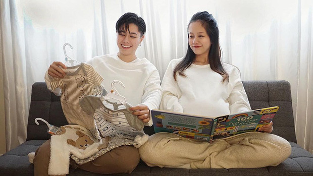 Những ngày cuối năm 2020, người hâm mộ không khỏi bất ngờ khi An Nguy thông báo đã mang thai con đầu lòng ở tuổi 33. Ngay sau khi, nữ vlogger khoe khoảnh khắc tin vui, người yêu đồng giới Alex cũng để lại dòng trạng thái: "Sau nhiều năm, cuối cùng cũng quyết định được đứa nào đi đẻ rồi".