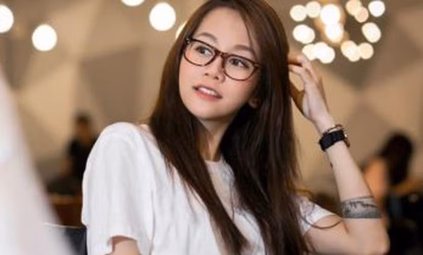 Cụ thể, Alex chia sẻ trên story Instagram rằng: "ghén không tự mất đi. Nó chỉ chuyển từ người này sang người khác".