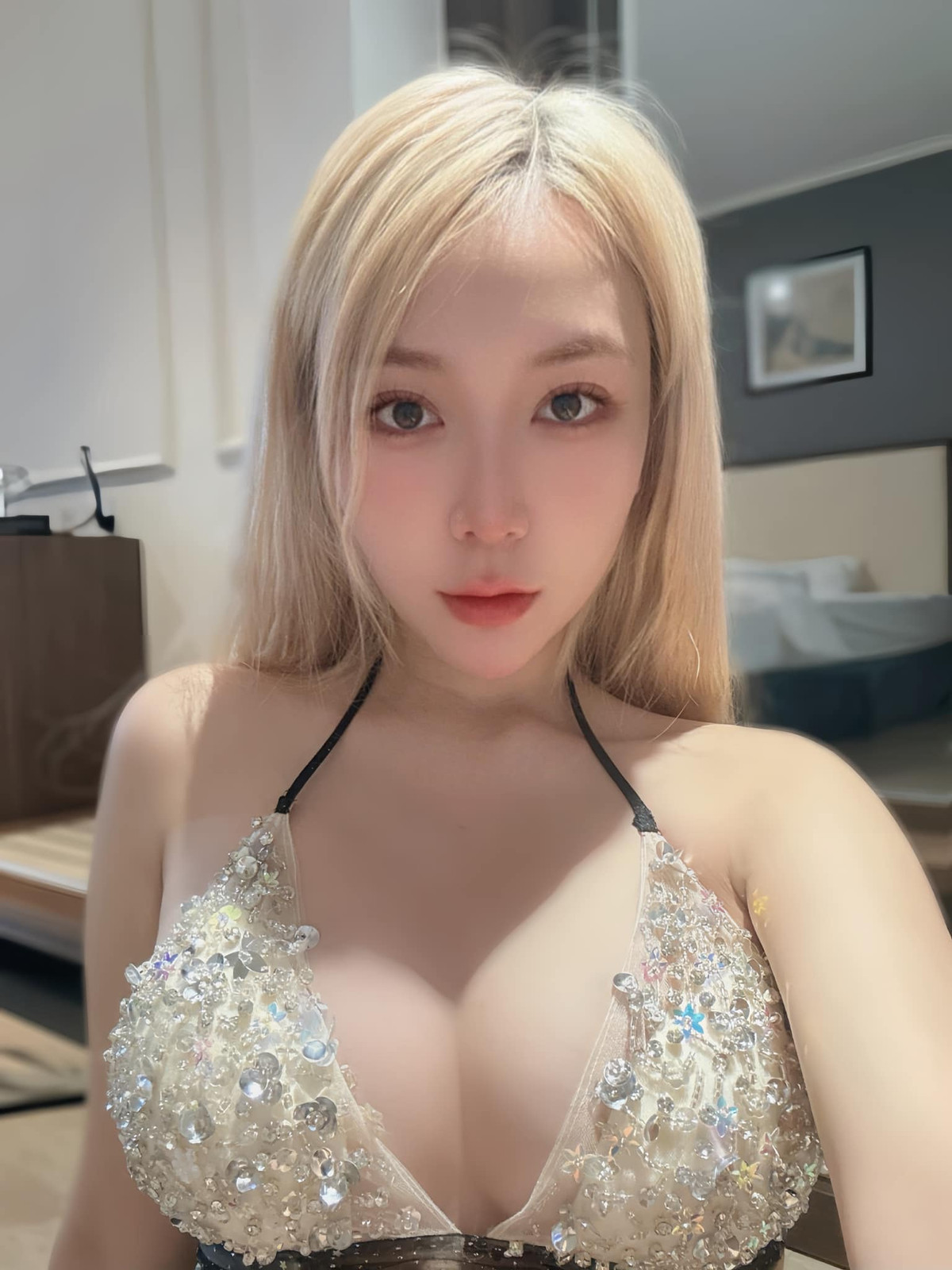 Trên mạng xã hội, Thảo Bebe liên tục đăng tải hình ảnh diện các bộ cánh cắt xẻ táo bạo, khoe khéo đường cong cơ thể.