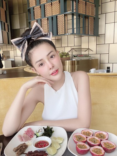 Không hiểu Ngân 98 đang nói tới "clip nóng" cắt ra từ Vlog du lịch, hay lại một clip nào khác mà nhiều người không biết. Một số khuyên bạn gái Lương Bằng Quang nên im lặng thì hơn.