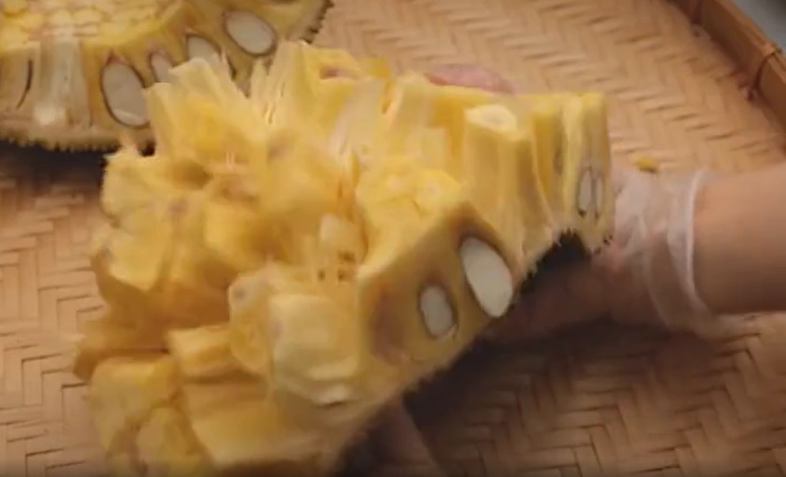 Mới đây, đoạn clip của một TikToker hướng dẫn chi tiết cách chế biến tất cả các bộ phận của quả mít để không bị lãng phí dù là vỏ mít.