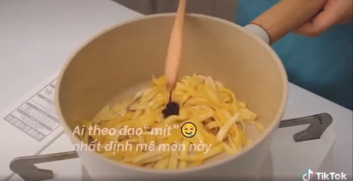 Sơ mít từng được nhiều địa phương muối lên làm nộm hay còn gọi là nhút. Nhưng TikToker trên lại xào lên để trở thành một món trong bữa cơm.