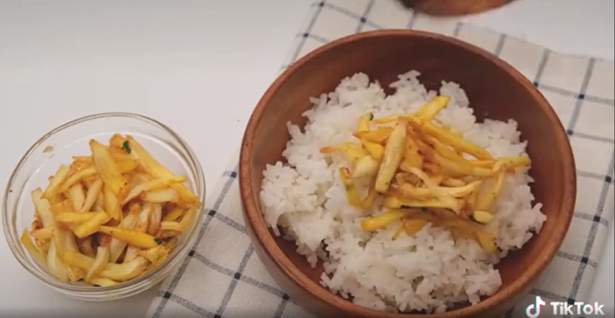 Sơ mít xào cùng với gia vị tạo thành một món bắt cơm.