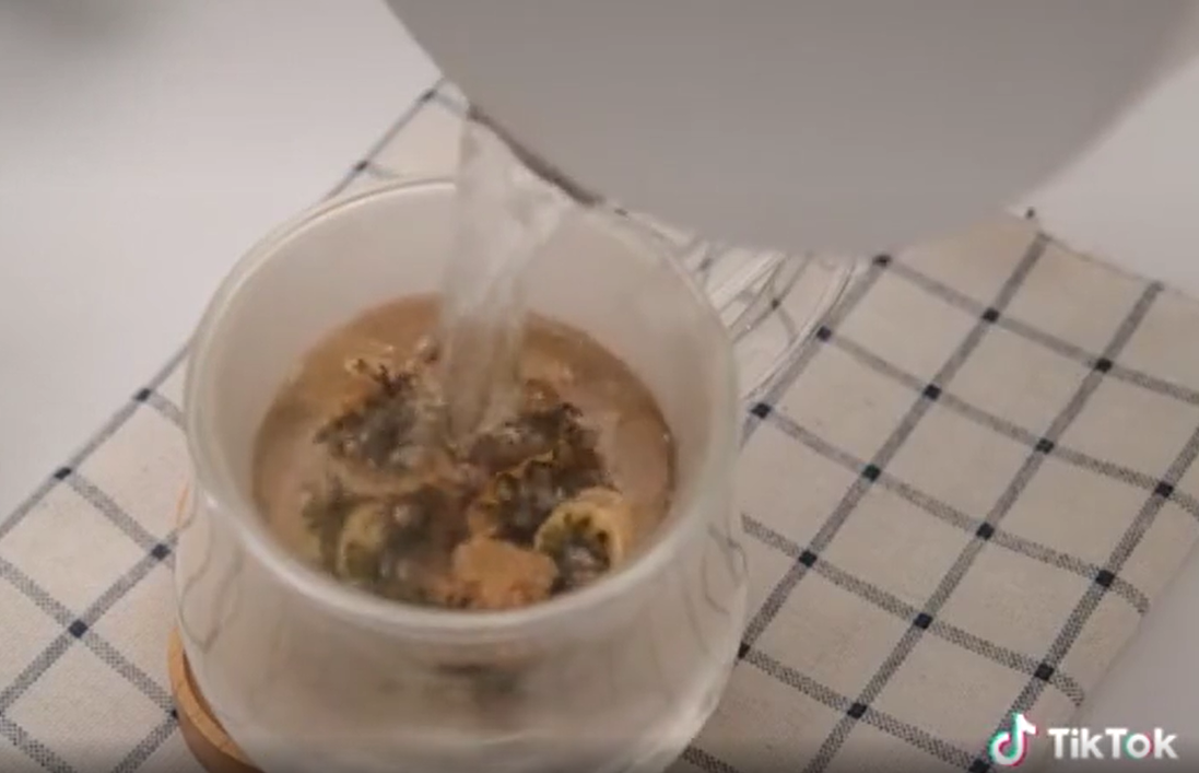 Hóa ra vỏ mít có công dụng làm trà. Như vậy, qua clip trên TikToker đã giới thiệu cách làm sạch sẽ quả của cây mít mà không bỏ đi một thứ gì.