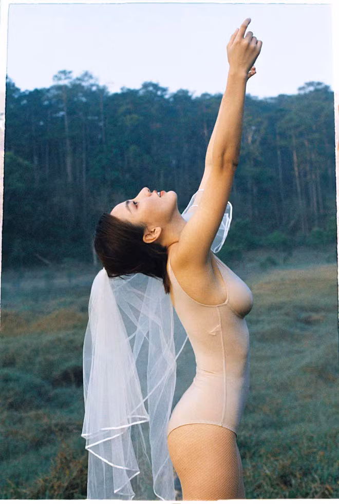 Gái xinh này còn từng gây ấn tượng với bộ ảnh váy cưới để hóa thân thành cô dâu trong bộ bodysuit màu nude.