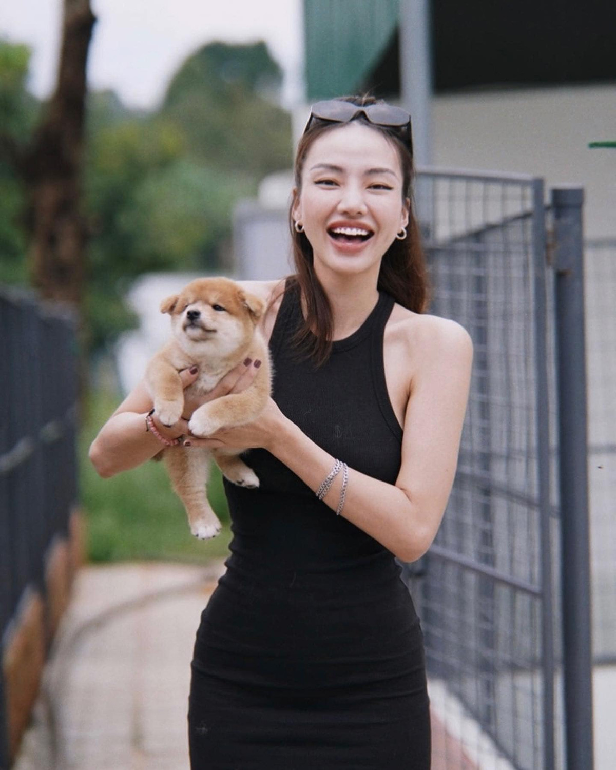 Dù diện bộ đồ đơn giản nhưng nhờ body đâu ra đấy, nữ ca sĩ nhận về vô vàn lời khen.