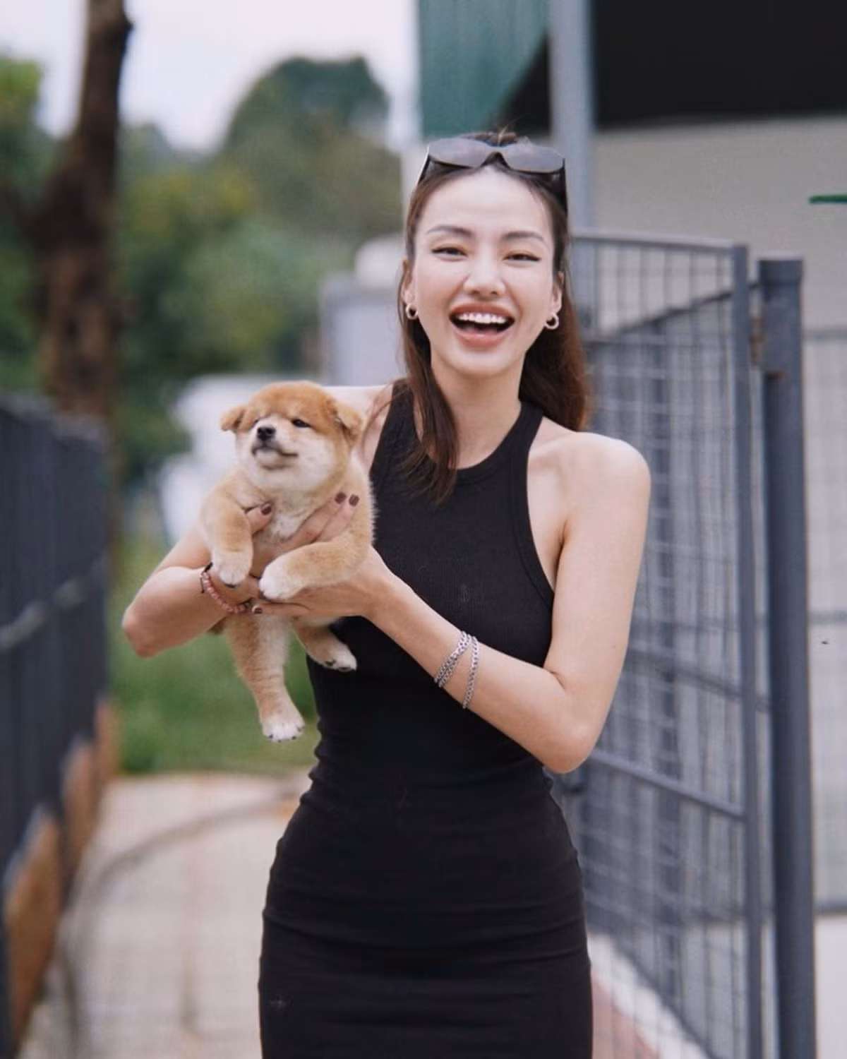 Dù diện bộ đồ đơn giản nhưng nhờ body đâu ra đấy, nữ ca sĩ nhận về vô vàn lời khen.