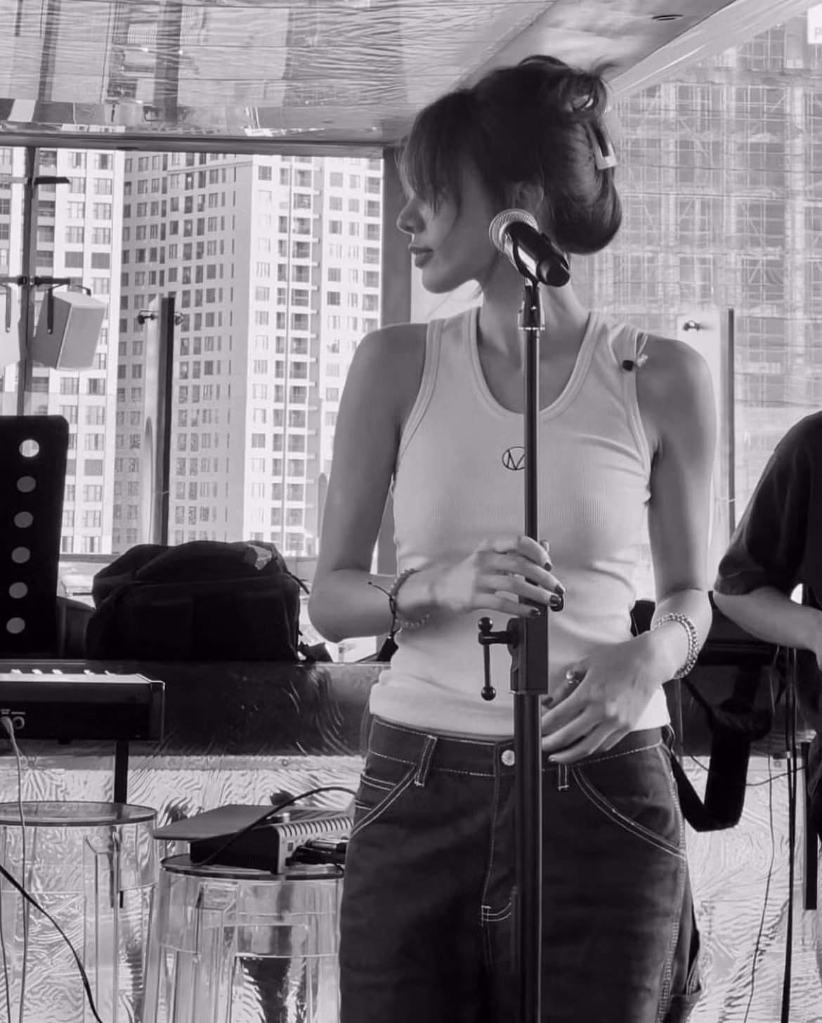 Áo balo đơn giản cùng chiếc quần jean, Gigi Hương Giang tạo nên sự năng động và khoẻ khoắn cho bản thân.