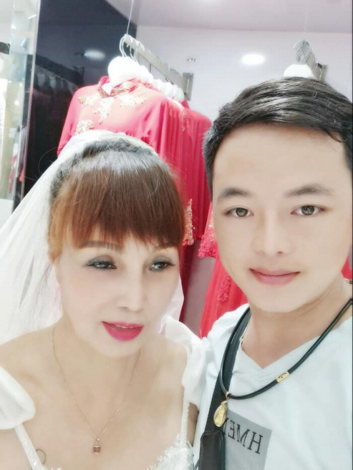 Mới đây, trên trang cá nhân, cô dâu 62 tuổi Cao Bằng tiếp tục gây chú ý khi khoe loạt ảnh diện váy cưới để chuẩn bị cho ngày đáng nhớ.