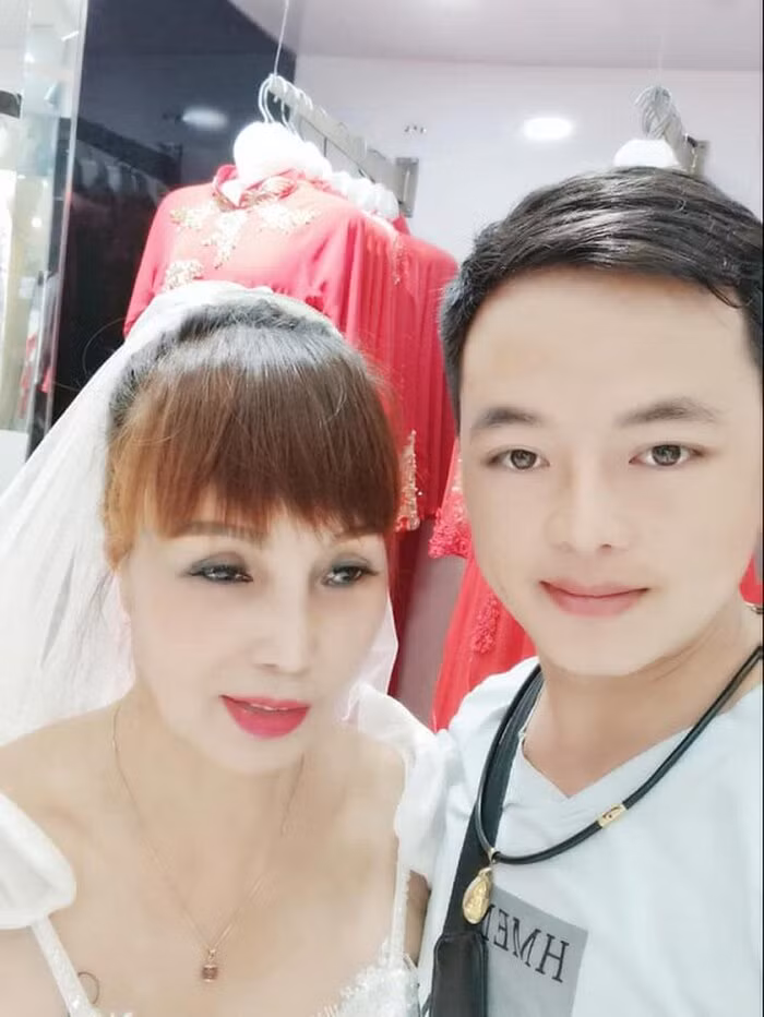 Mới đây, trên trang cá nhân, cô dâu 62 tuổi Cao Bằng tiếp tục gây chú ý khi khoe loạt ảnh diện váy cưới để chuẩn bị cho ngày đáng nhớ.