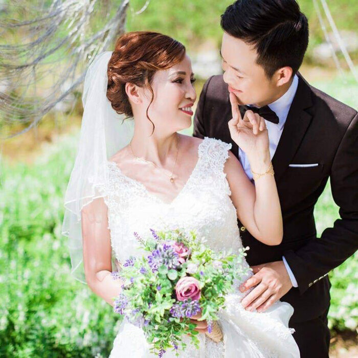 Bên cạnh những ý kiến chê bai, nhiều dân mạng cũng đứng về phía cô dâu Thu Sao với những dòng bênh vực như: "Người ta có thì người ta khoe, mắc mớ gì tới mấy ba, mấy má. Không xem thì unfollow thôi" hay "Dù có chỉnh app hay gì nhưng chị Sao dám sống thật với bản thân".