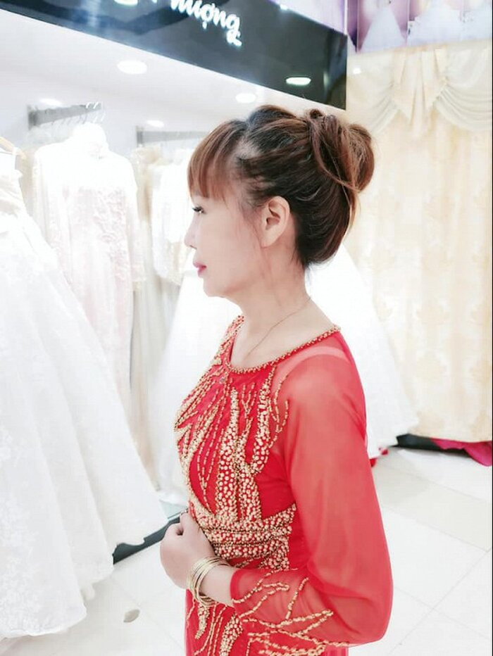 Lần này, cô dâu Thu Sao lần lượt thử ba bộ váy màu trắng, đỏ và áo dài.