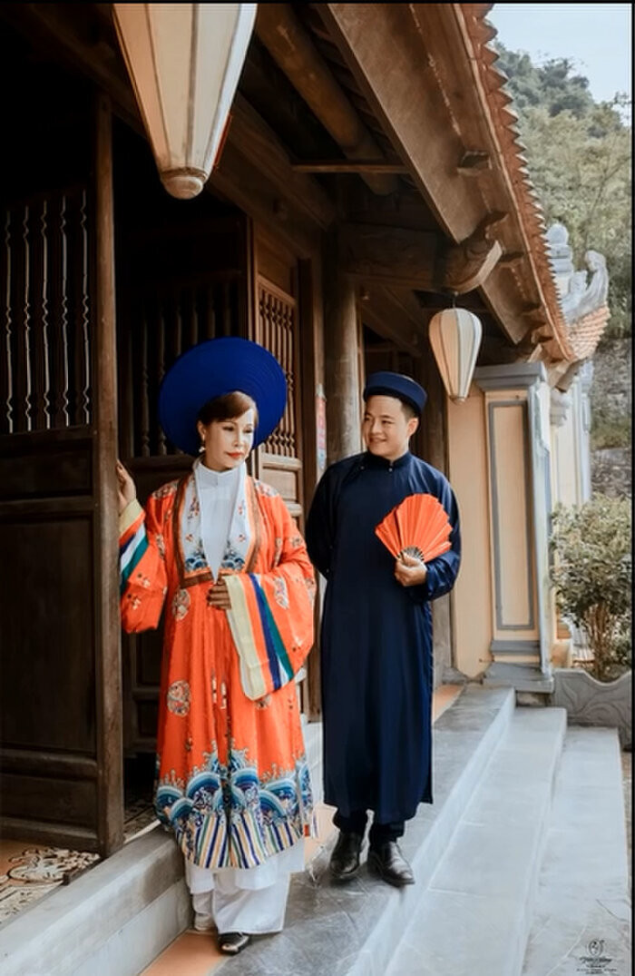 Điển hình như một số dân mạng có để lại bình luận như: "Bớt phô trương, làm như mỗi anh chị kỷ niệm ngày cưới vậy" hay "Chụp ảnh không thấy đẹp gì cả mà cứ đăng hoài, dùng app mà miệng vẫn méo".