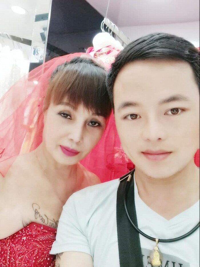 Sau thời gian xuất hiện với gương mặt méo xệch hậu phẫu thuật thẩm mỹ, cô dâu Thu Sao tiếp tục khiến cư dân mạng bất ngờ khi đăng tải bộ ảnh ôm ấp tình tứ bên chồng trẻ kỷ niệm 2 năm kết hôn.