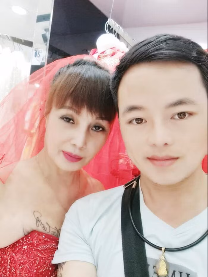 Sau thời gian xuất hiện với gương mặt méo xệch hậu phẫu thuật thẩm mỹ, cô dâu Thu Sao tiếp tục khiến cư dân mạng bất ngờ khi đăng tải bộ ảnh ôm ấp tình tứ bên chồng trẻ kỷ niệm 2 năm kết hôn.