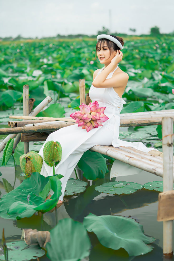 Diệu Linh kể thêm, cô nàng biết bơi từ nhỏ nên không hề hoảng sợ khi ngã xuống đầm sen. Cô nàng chỉ tiếc nuối vì không thể cho một buổi chụp hình trọn vẹn.