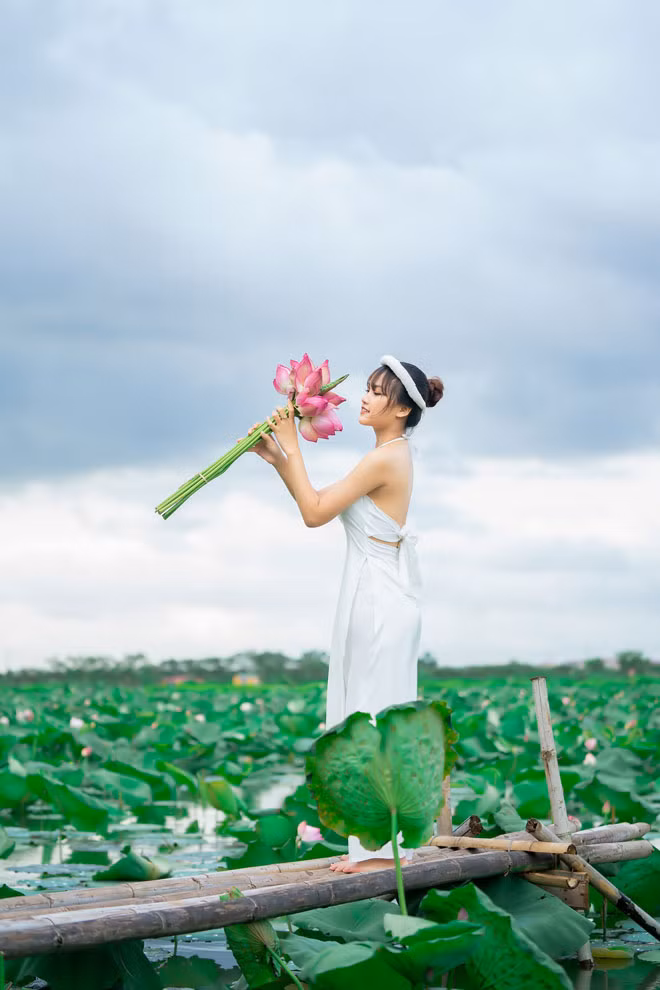 Diệu Linh nói thêm: "Cũng khá nhiều người tìm đến Facebook của mình để kết bạn. Đọc bình luận, thấy các bạn hứng thú với clip này mình rất vui vì sự cố của mình đã đem đến tiếng cười cho mọi người".