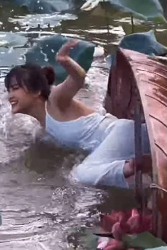 Netizen để lại rất nhiều bình luận hài hước bên dưới clip: “Đang đến đoạn hay thì cắt”, “Nhiếp ảnh gia chỉ cho xem trailer thôi, muốn xem hết thì phải đóng tiền đây mà”, “Đang muốn đi chụp ảnh với sen mà nhìn cảnh này lại nhụt chí”…