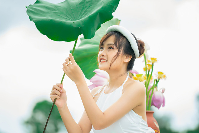 Diệu Linh chia sẻ: "Lúc đó, mình mới chụp được khoảng 30 phút.Té sông, ướt hết người nên đành dừng buổi chụp luôn, cũng may, mình đã có vài tấm ảnh ưng ý với hoa sen".