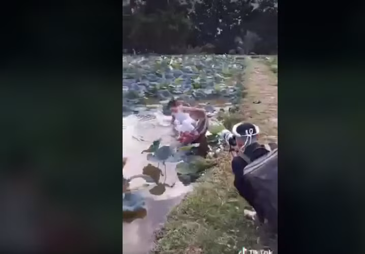 Theo tìm hiểu, nữ chính phải nhận cái kết "đắng" khi chụp ảnh sen này có tên Vũ Thị Diệu Linh (sinh năm 1998, Hà Nội). Sau khi đoạn clip 15 giây của cô nàng được chia sẻ lên TikTok thu hút sự quan tâm của nhiều người.