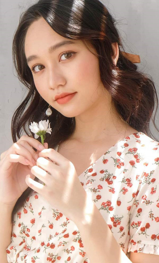 “Nàng thơ” của Mắt Biếc thường ngày chuộng phong cách nữ tính, dịu dàng và ít khi trang điểm đậm.