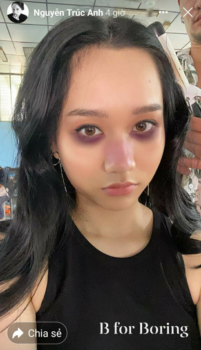 Trong hình ảnh hậu trường mới nhất được Trúc Anh chia sẻ trên story trang cá nhân, khán giả không khỏi “giật mình” với đôi mắt chứa đầy vết thâm quầng và bí ẩn khác lạ.