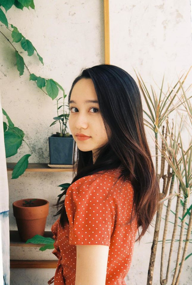 Trúc Anh có vẻ đẹp ngây thơ, gương mặt thanh tú, đường nét ngọt ngào và đôi mắt mộng mơ, to và sáng đúng chuẩn “Mắt Biếc”.