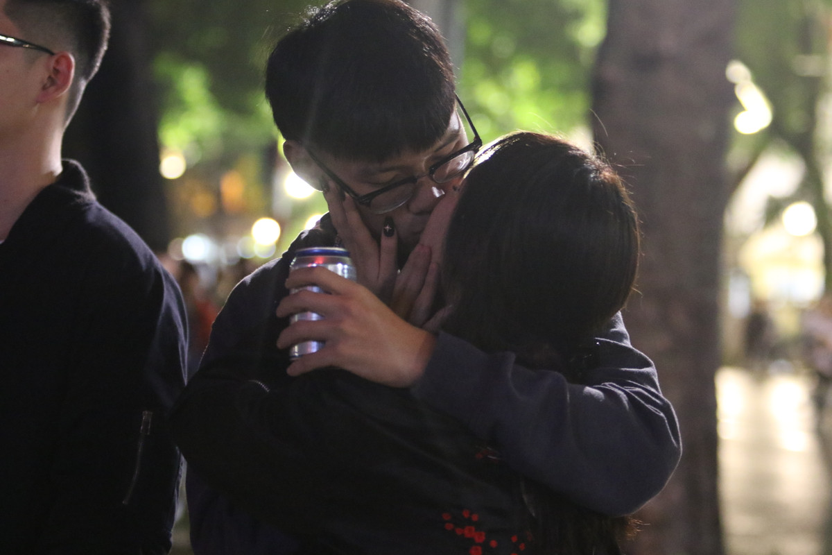 Năm mới và cả cái lạnh dường như đã trở thành 1 cái cớ để mọi người xích lại gần nhau, yêu thương nhau và cùng chờ mong vào những điều tốt đẹp sẽ đến.