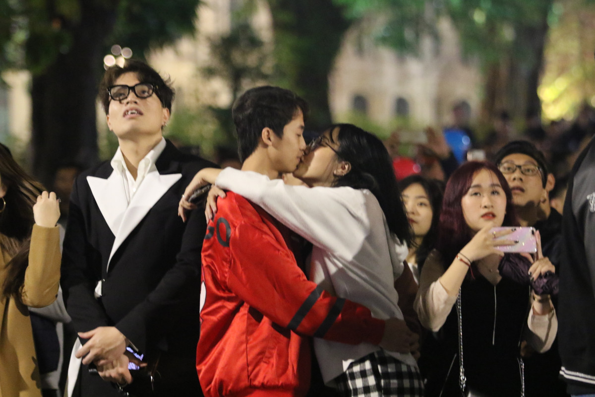 Tuy nhiên rất may mắn, trời thương lòng người khiến thời tiết khá đẹp. Có mặt tại khu vực hồ Gươm khoảnh khắc giao thừa, rất nhiều bạn trẻ đã tập chung để ngắm pháo hoa.