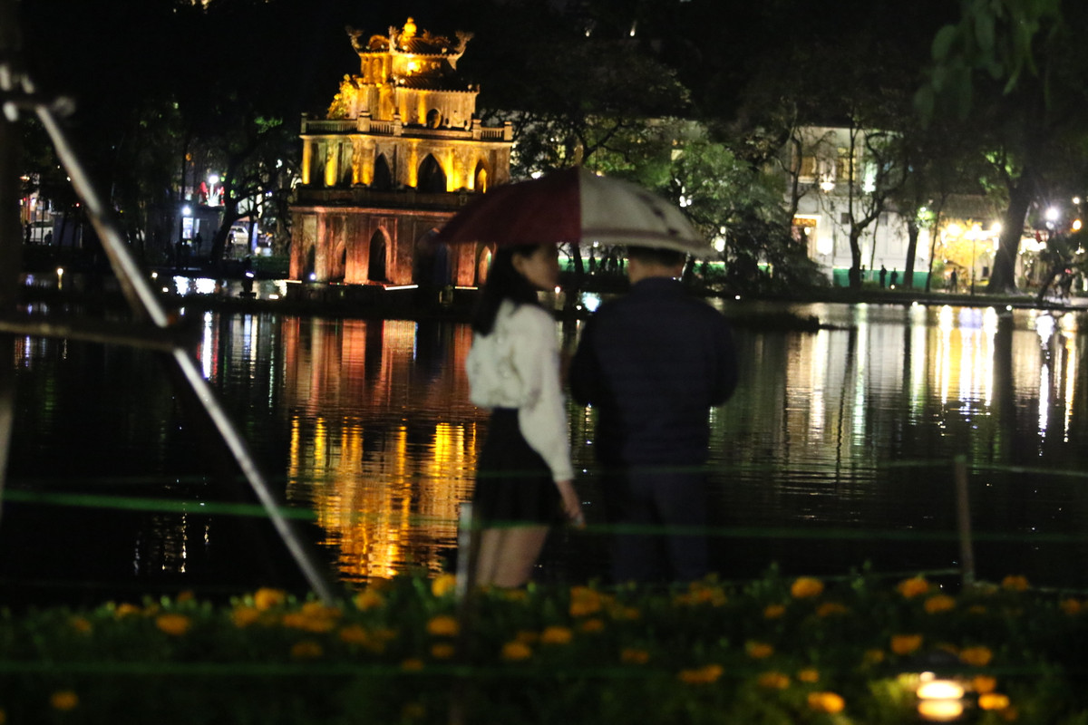 Cùng nhau cầm ô đội mưa xem pháo hoa.