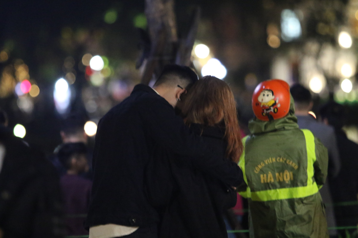 Những cái ôm thật chặt vào trao cho nhau nụ hôn đêm giao thừa.