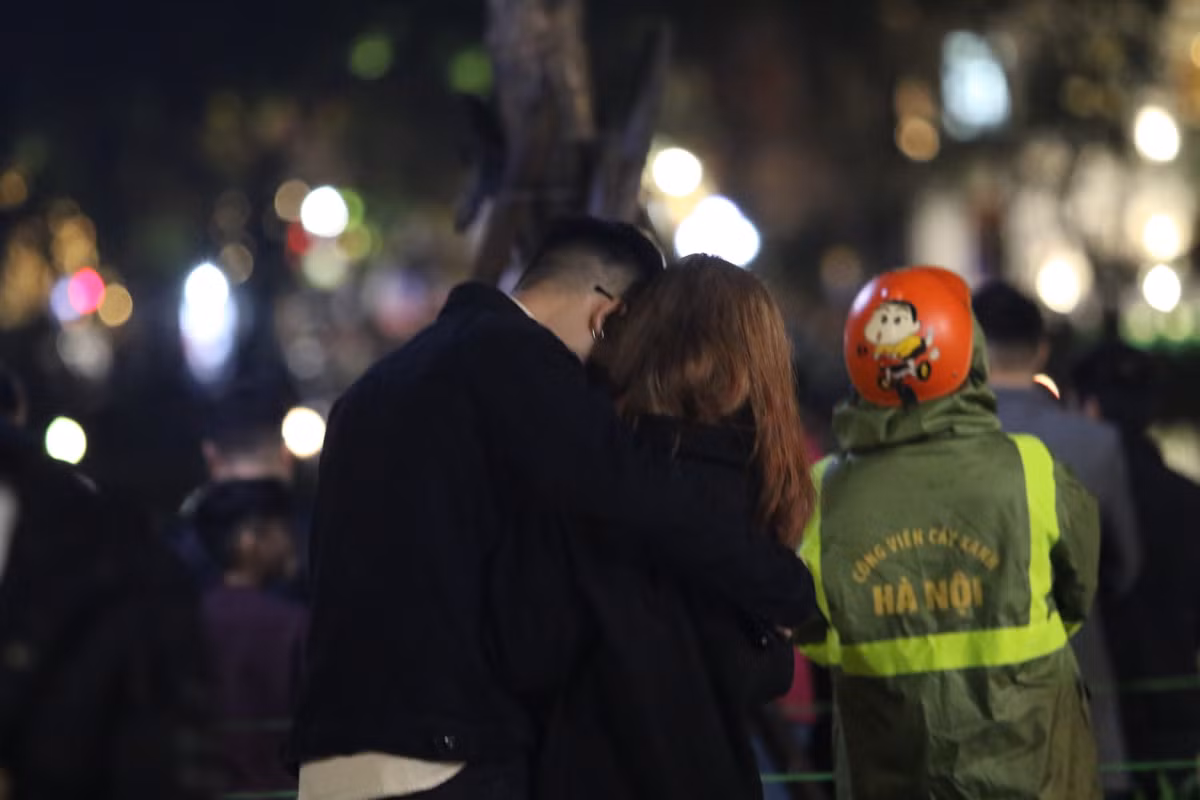 Những cái ôm thật chặt vào trao cho nhau nụ hôn đêm giao thừa.