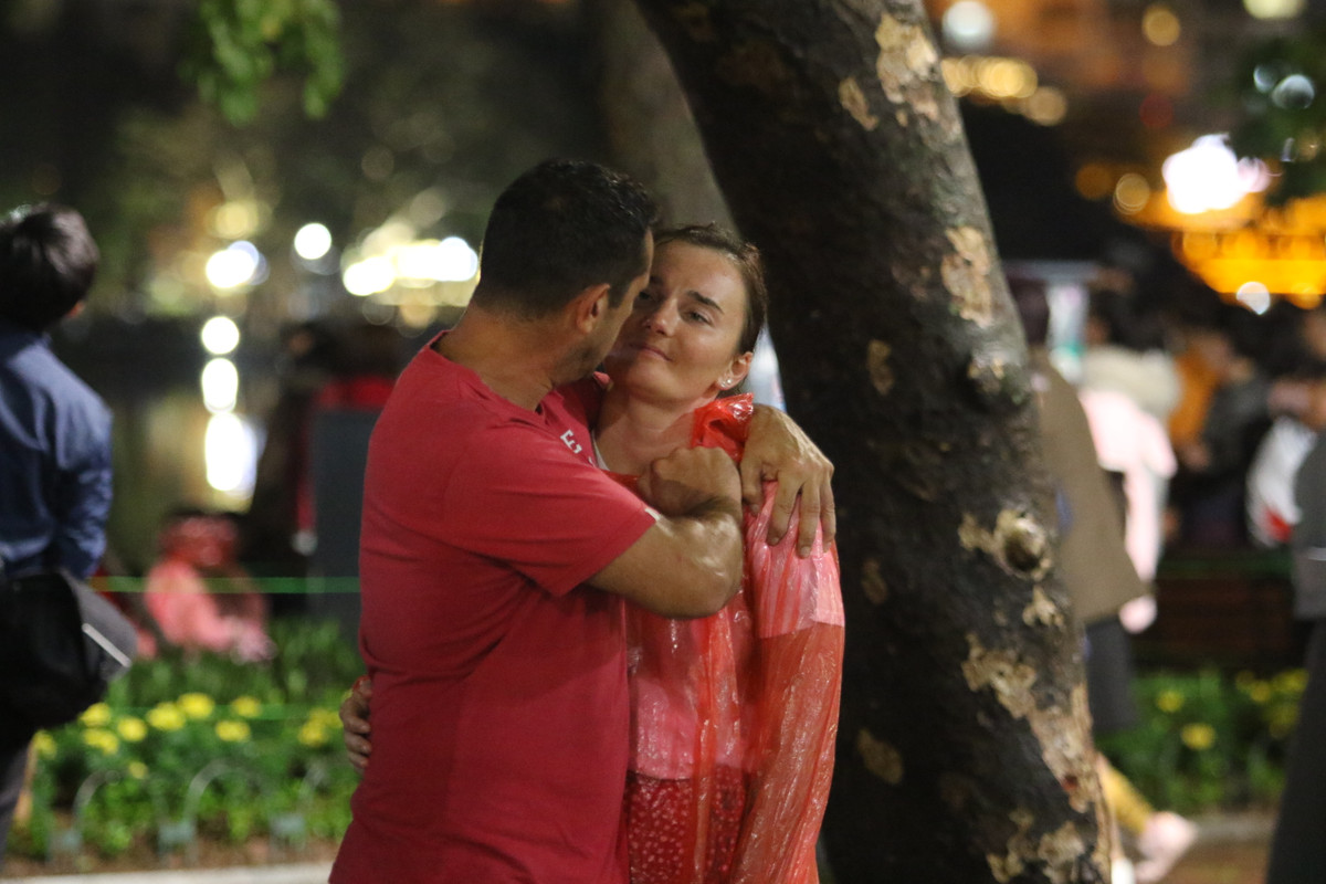 Không chỉ có giới trẻ Việt, nhiều người bạn nước ngoài cũng hòa cùng dòng người mừng Tết Canh Tý.