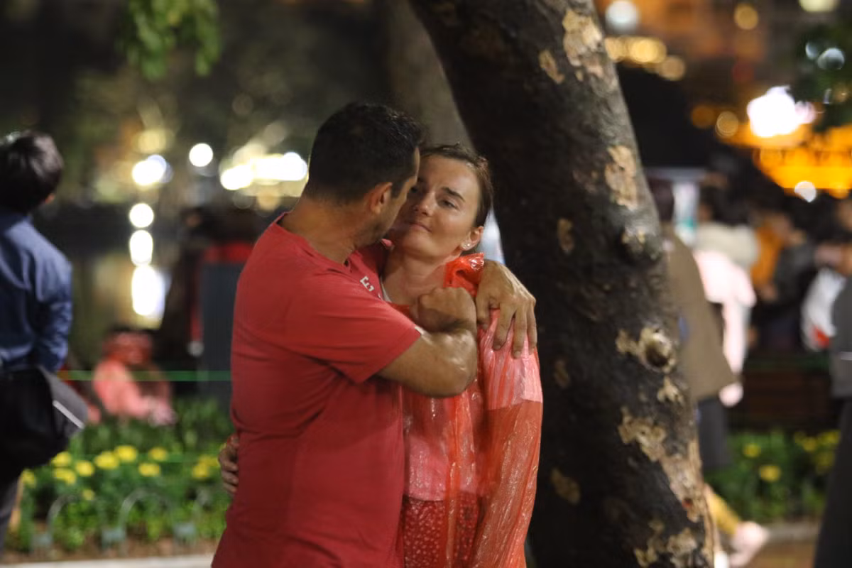 Không chỉ có giới trẻ Việt, nhiều người bạn nước ngoài cũng hòa cùng dòng người mừng Tết Canh Tý.