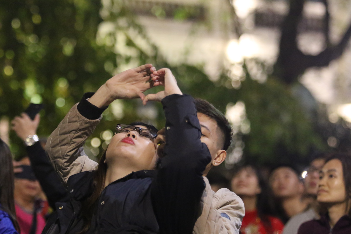 Khoảnh khắc giao thừa, ai cũng mong chờ những điều may mắn và bình an cho năm mới. Dù trước đó, trận mưa lớn khiến nhiều người từng chừng không thể ra phố ngắm pháo.