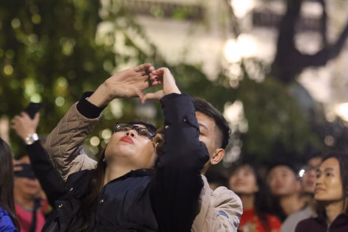 Khoảnh khắc giao thừa, ai cũng mong chờ những điều may mắn và bình an cho năm mới. Dù trước đó, trận mưa lớn khiến nhiều người từng chừng không thể ra phố ngắm pháo.